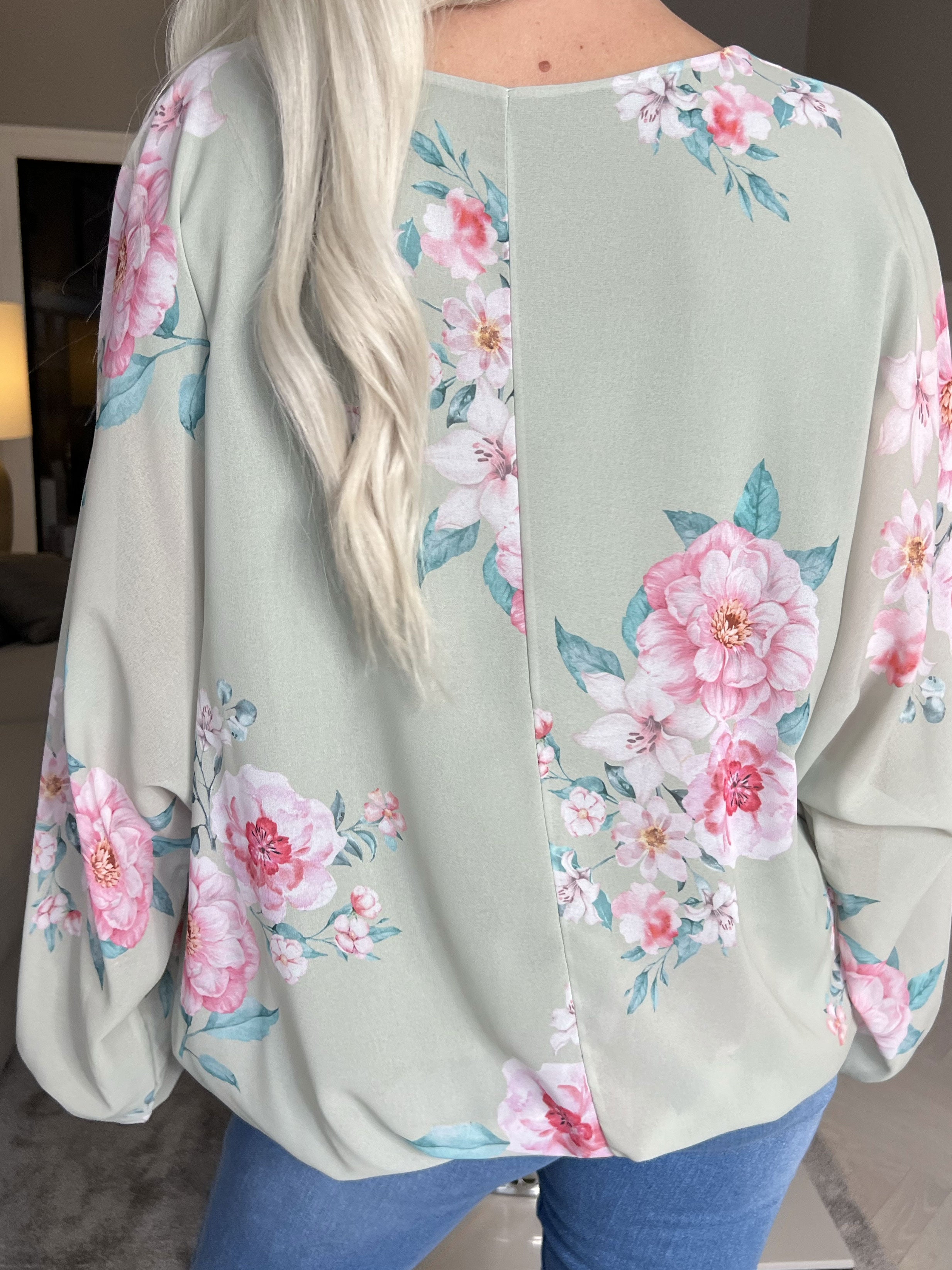 Destiny Rose - Bluse i chiffon med bonderoser